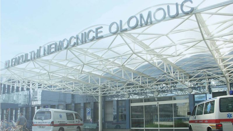 Olomoucké nemocnici došly testy. V regionu přitom zavírají celá města
